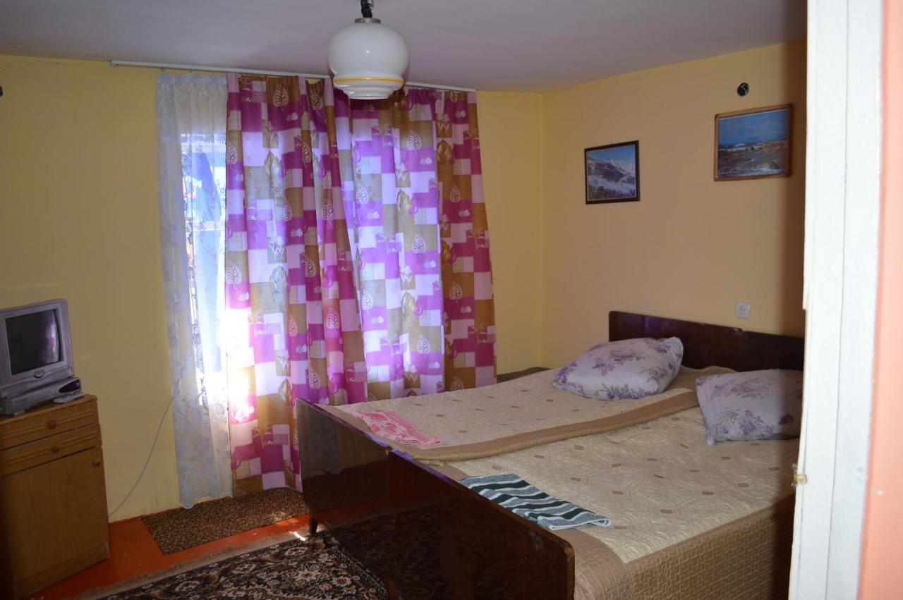 Guest House On Derbisheva Каракол Екстер'єр фото